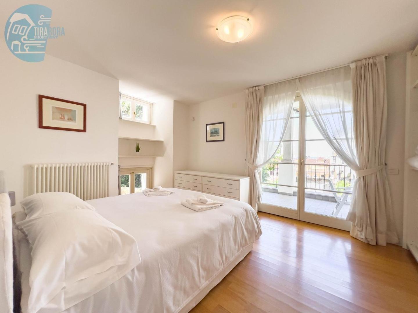 Апартаменты Cattedrale 5 Tirabora Short Rent Триест Экстерьер фото